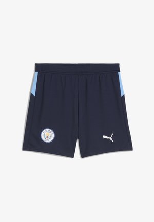 Granatowe szorty sportowe z jasnoniebieskimi akcentami po bokach, elastyczny pas, logo Manchester City i białe logo Pumy. Wykonane z miękkiej, oddychającej tkaniny.