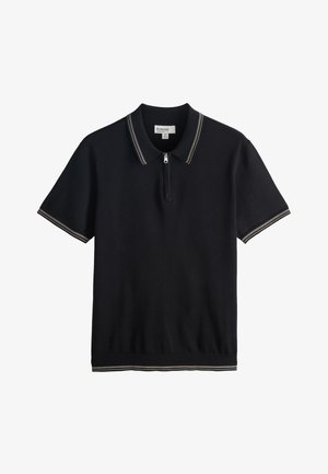 Crna polo majica kratkih rukava s pola rajsferšlusom, kontrastne bijele dvostruke pruge na kragni, rukavima i rubu.
