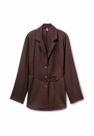 Blazer marrón oscuro de manga larga con cuello de solapa, tres botones delanteros y un cinturón delgado que se ata en la cintura, colocado plano sobre un fondo blanco.