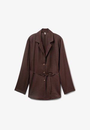 Blazer marrón oscuro de manga larga con cuello de solapa, tres botones delanteros y un cinturón delgado que se ata en la cintura, colocado plano sobre un fondo blanco.