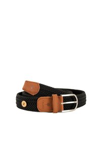 Cinturón negro tejido con extremos de cuero marrón, hebilla plateada y detalle de un pequeño botón redondo de madera, enrollado sobre fondo blanco.