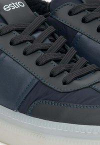 Tmavě námořnické tenisky s kombinací kůže a syntetických materiálů, s kontrastním modrým prošíváním a texturovanou gumovou podrážkou.