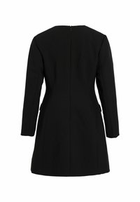 Robe noire cintrée à manches longues avec fermeture éclair au dos, jupe légèrement évasée et détails ajustés à la taille sur fond blanc.