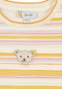 Gestreept t-shirt met korte mouwen in pastelkleuren, met een zachte berengezichtapplicatie op de voorkant en een geribbelde oranje halslijn.
