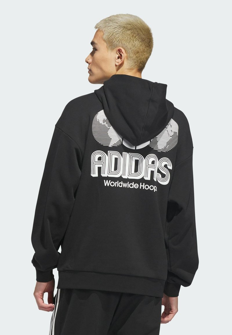 Čierna mikina s kapucňou a veľkým bielym logom "ADIDAS" a textom "Worldwide Hoop" na chrbte, s voľným strihom.