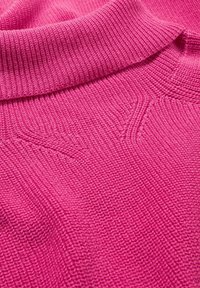 Pull en tricot fuchsia avec col côtelé et motif texturé, présentant des lignes horizontales et des accents diagonaux subtils dans le tissu.