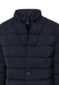 Marineblouson mit hohem Kragen, horizontal gesteppten Abschnitten und einer Frontknopfleiste. Der Stoff hat eine glatte Textur und mattschimmernde Oberfläche.