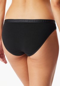 Svart bomullsunderkläder med en mjuk textur, logotypaccenterad midja och en klassisk snitt, med en sömlös design för komfort.