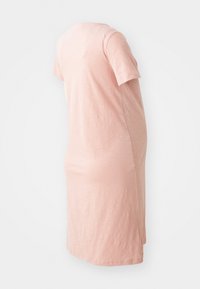 Abito rosa a maniche corte realizzato in tessuto leggero, con una forma rilassata e una consistenza liscia, arricchita da dettagli superficiali sottili.
