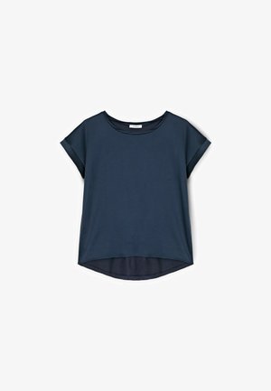 Marineblauwe blouse met korte mouwen, afgeronde halslijn en iets langere zoom aan de achterkant, getoond op een witte achtergrond.