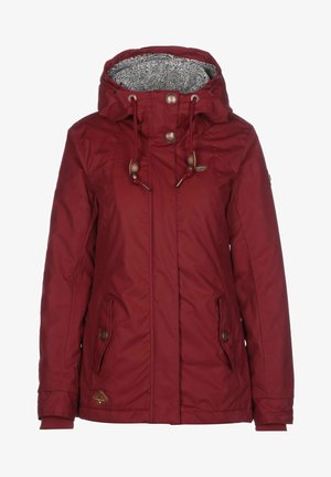 Rode waterdichte jas met grijze fleece voering, verstelbare capuchon en twee zijzakken. Voorzien van metalen knopen en trekkoordaccenten.