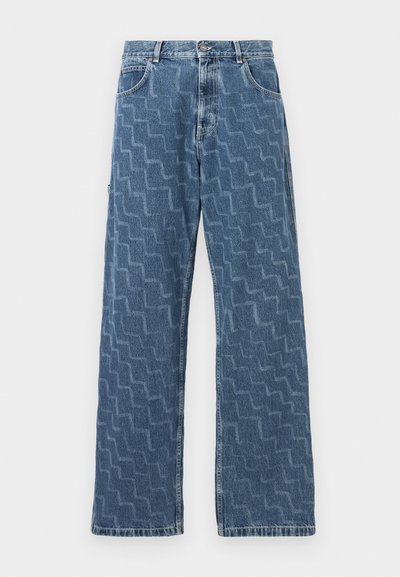 Svijetloplave traperice s cik-cak uzorkom, ravnog kroja, prednjim džepovima i klasičnim kopčanjem na dugme i patentni zatvarač.