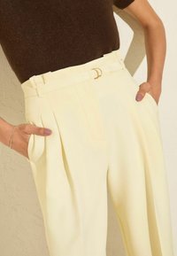Friends Like These REGULAR FIT - Stoffhose - buttermilk/yellow