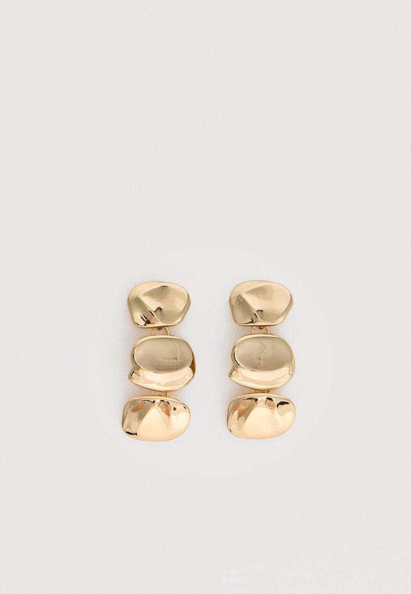 Σκουλαρίκια σε χρυσό τόνο με τρία ακανόνιστα, λεία, στρογγυλεμένα τμήματα στοιχισμένα κατακόρυφα σε ένα απλό φωτεινό φόντο.