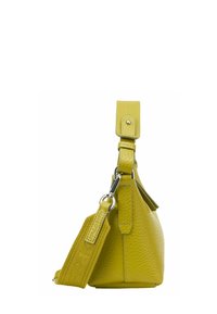 Gelber, strukturierten Lederhandtasche mit breitem, abnehmbarem Riemen, der geprägten Schriftzug und silbernem Metallverschluss zeigt, von der Seite betrachtet.