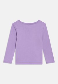 Hosszú ujjú levendulakék ing, szembehelyzetben, egyszerű kerek nyakkivágással és sima anyagtextúrával.