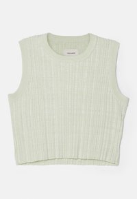 Světlé zelené bezrukávové ribbed crop top s kulatým výstřihem. Jemná textura a decentní vertikální pruhy. Viditelné logo značky uvnitř.