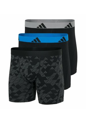 Trzy pary czarnych bokserek: jedne jednolicie czarne, drugie z teksturowanym geometrycznym wzorem, a trzecie jednolicie czarne z niebiesko-szarymi gumkami w pasie.