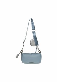 Jasnoniebieska torebka na ramię z teksturowanym wykończeniem, regulowanym paskiem, srebrnymi okuciami i okrągłym zawieszką. Prosty, prostokątny kształt.
