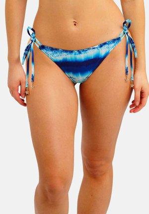 Niebieskie bikini z efektem tie-dye, z wiązaniami po bokach i ozdobami w kształcie gwiazdek na końcach. Wykonane z lekkiego, elastycznego materiału.