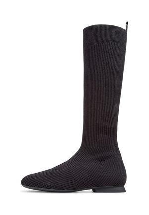 Schwarze gestrickte kniehohe Stiefel mit gerippter Textur, spitzem Zeh und kleinem flachem Absatz, ausgestattet mit einer Zuglasche an der Oberseite.