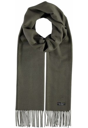 Bufanda de lana verde oliva oscuro con extremos con flecos, doblada en un lazo, con una pequeña etiqueta rectangular de la marca en un lado cerca de los flecos.