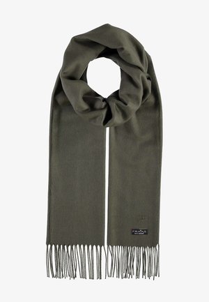 Écharpe en laine vert olive foncé avec des extrémités à franges, pliée en boucle, avec une petite étiquette rectangulaire de la marque sur un côté près des franges.