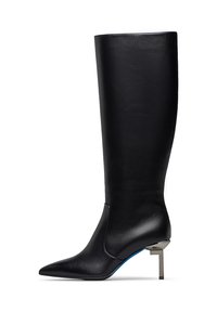 Stivale in pelle nero al ginocchio con punta affusolata e unico tacco a stiletto geometrico in metallo argentato su sfondo bianco.