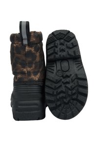 Bottes imperméables à imprimé léopard noir et marron avec dessus en peluche, semelle en caoutchouc texturée et profondeur de crampons pour une meilleure adhérence. Dispose d'une languette à l'arrière pour faciliter l'enfilage.