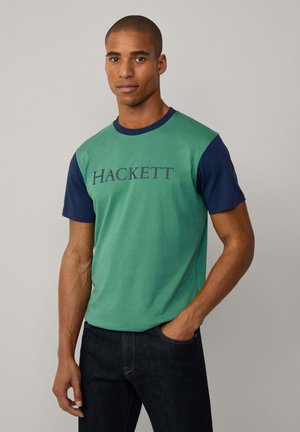Groene en marineblauwe T-shirt met korte mouwen met het "HACKETT"-logo in donkerblauw. Gemaakt van katoen met een klassiek ronde hals ontwerp.