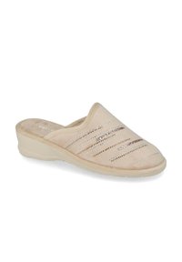 Pantofole beige con apertura sul retro, suola a zeppa bassa, tomaia in tessuto morbido e linee decorative orizzontali di piccoli chiodi d'argento e bronzo.