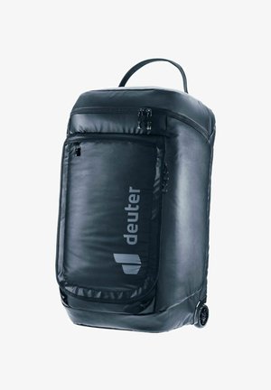 Sac à dos noir à roues avec un tissu lisse et durable. Dispose d'une grande poche avant, de fermetures éclaires doubles et d'une poignée de transport en haut.