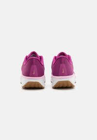 Paarse sportschoenen met een bovenwerk van mesh en een geventileerde kraag. Voorzien van een witte tussenzool en een gestructureerde gumzool. Gouden logo op de hiel.