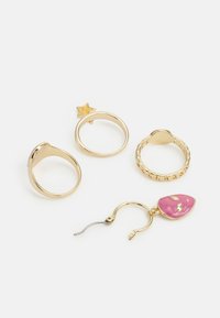 Quatro anéis: duas alianças de ouro, uma texturizada e outra com um detalhe de estrela. A argola tem um charm oval rosa com detalhes em ouro e um fecho em gancho.