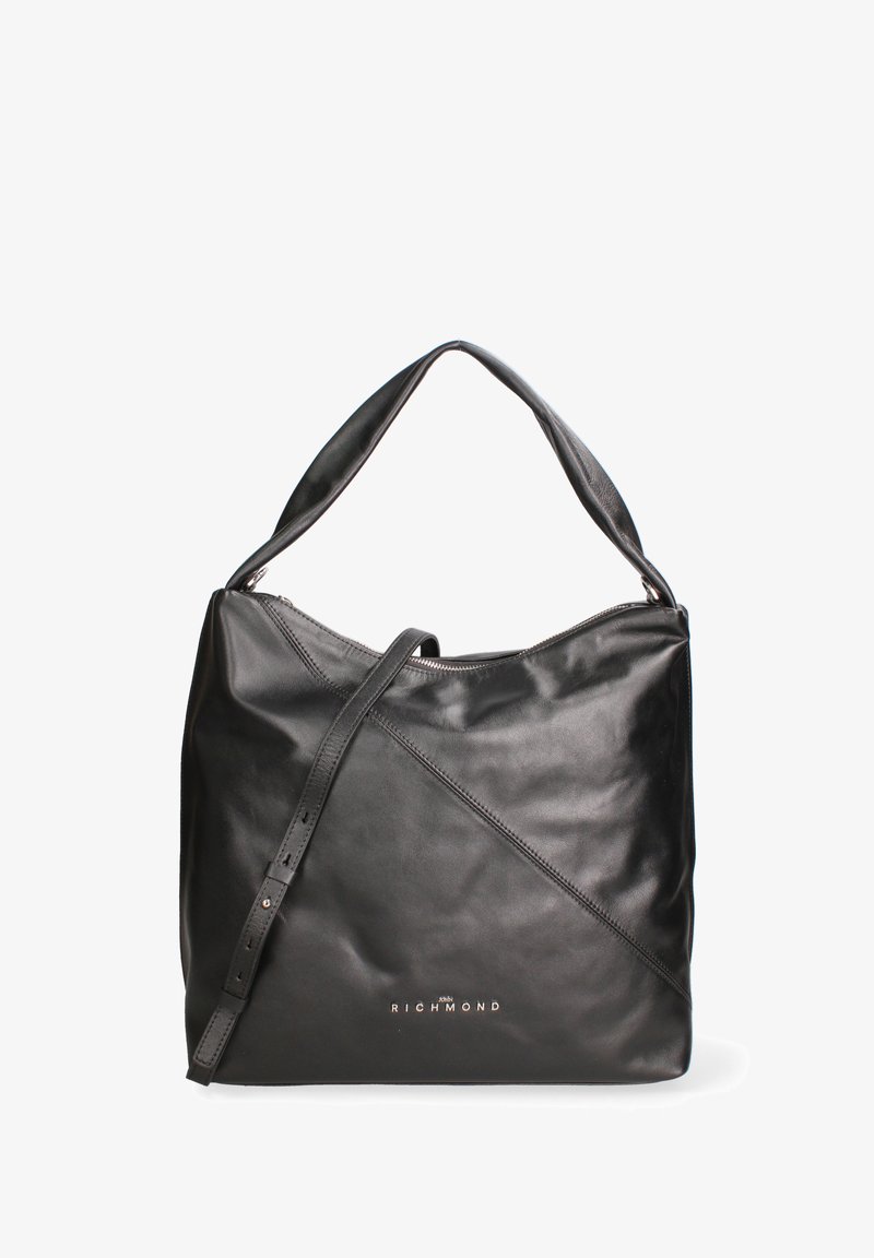 Sac à main en cuir noir avec une forme structurée, des détails de couture diagonale et une bandoulière réglable. Il dispose d'une fermeture éclair et d'un logo métallique.