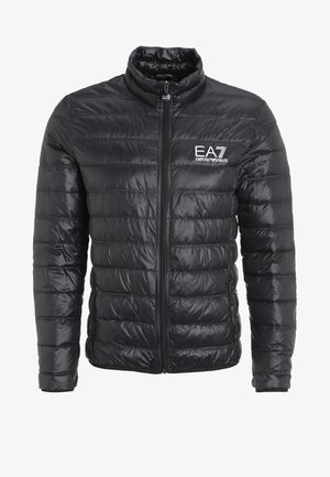 Giacca nera imbottita con colletto alto, trapuntatura orizzontale, zip frontale e dettaglio del logo sul lato sinistro del petto.
