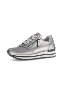 Metallic zilveren sneaker met vetersluiting, zijrits en een contrasterende zwart-witte zool. Gladde textuur en afgeronde teenvorm.