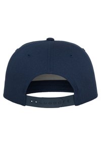 Tengerészkék snapback sapka lapos peremmel, strukturált dizájnnal és hátul állítható műanyag pánttal. Az anyag finom textúrát mutat.