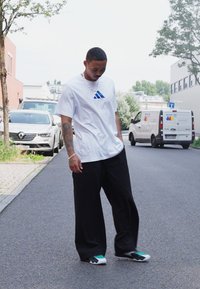 adidas Performance LOGO TEE - Trükipildiga T-särk - white