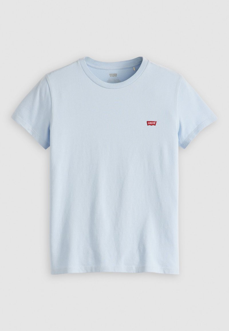 Camiseta de algodón azul claro de manga corta con cuello redondo y un pequeño logo rojo de Levi's en el pecho. Textura suave, diseño minimalista.