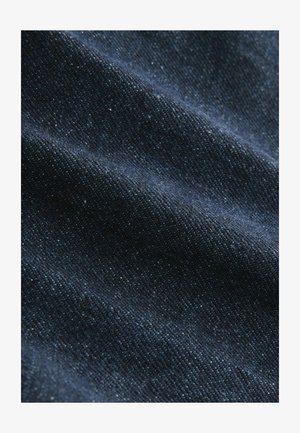 Tume sinine denimpind, millel on nähtav tekstuur ja kerge sära, sisaldades kudumise mustreid ning siledat pinna. Esinevad heledamate niitide aktsendid.