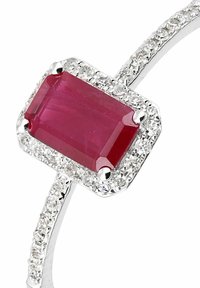 Prsteň má obdĺžnikový červený drahokam obklopený malými priezračnými kameňmi, zasadený v leštenom striebornom prsteni s textúrovaným povrchom.