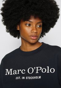 Marc O'Polo ROUND NECK MODERN COPPED FIT LOGOMANIA - Camisola - deep blue sea