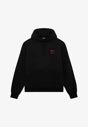 Schwarzer Hoodie mit Fronttasche, Kordelzugkapuze und kleinem roten Textlogo auf der linken Brust mit stilisierten asiatischen Schriftzeichen und Schrift.
