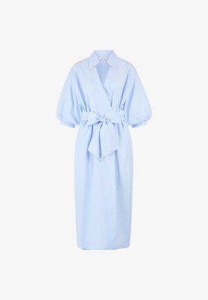 Robe rayée bleu clair avec un col, un design enroulé, des manches bouffantes et une ceinture nouée à la taille. Texture de tissu propre et lisse.