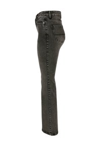 Jeans de mezclilla negros de corte slim con cintura de altura media, diseño de cinco bolsillos y costuras en contraste. Textura suave con ligero estiramiento.