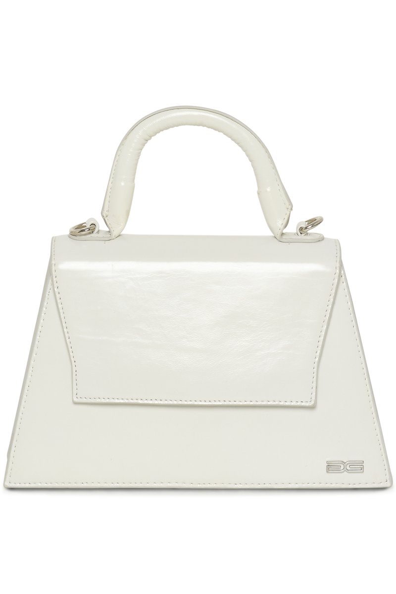 Sac à main en cuir verni blanc avec un design structuré, une poignée supérieure et un fermoir à rabat triangulaire. Dispose d'un logo en métal à la base.