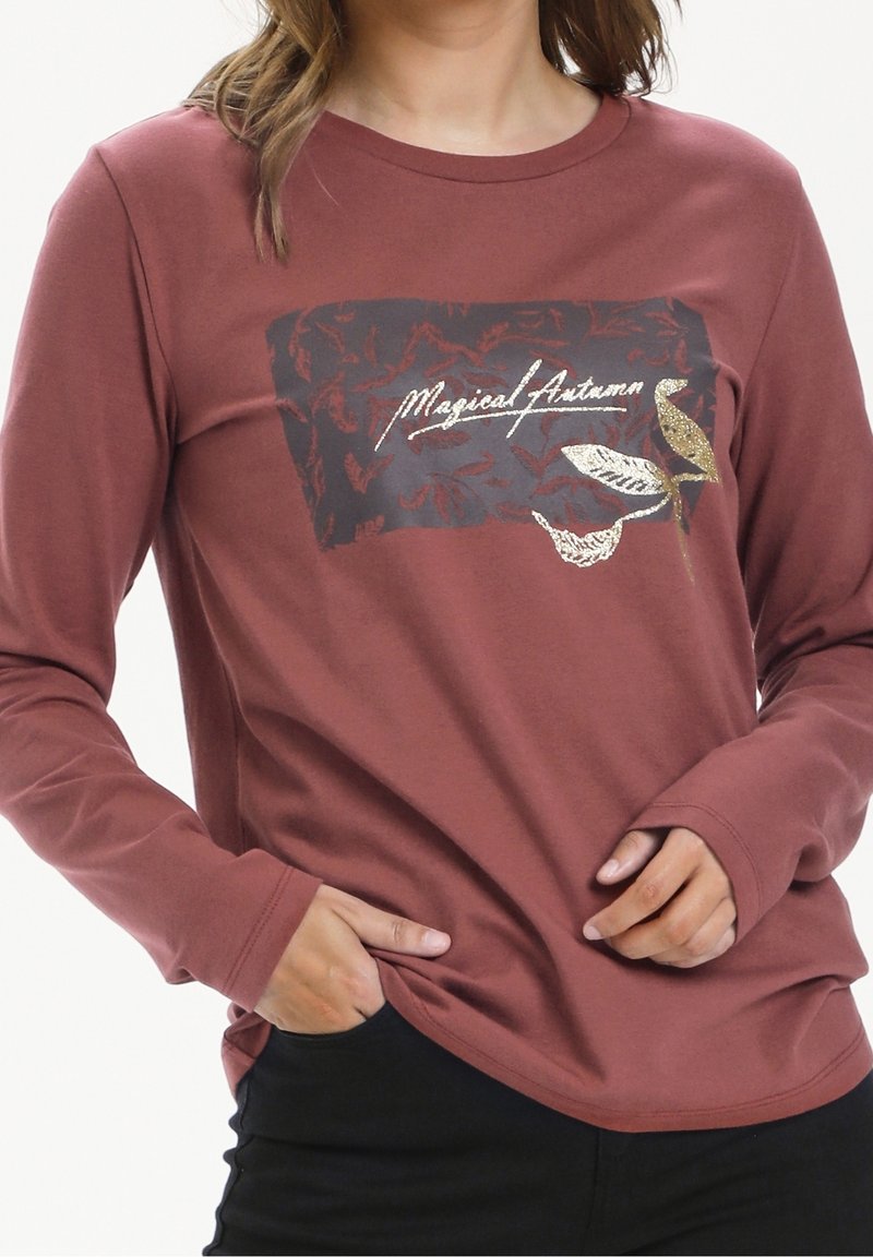 Langärmliges burgunderfarbenes Hemd mit Grafikdesign und dem Text "Magical Autumn" sowie floralen Akzenten in Schwarz und metallic Gold. Weicher Stoff.