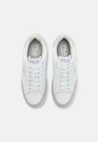 Sneakers bianchi in pelle con accenti grigi, punta tonda e lacci piatti. Presentano un collare imbottito e un logo impresso sulla linguetta.