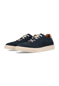 Baskets en suède bleu marine avec des semelles en caoutchouc crème, des lacets beiges et des perforations décoratives sur les côtés. Accents en cuir marron au niveau du talon.